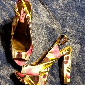 Beautiful slingback print. Perfect with a sundress or a night on the town